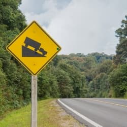 Kiat Aman Melewati Turunan Dengan Mobil Automatik Thumbnail